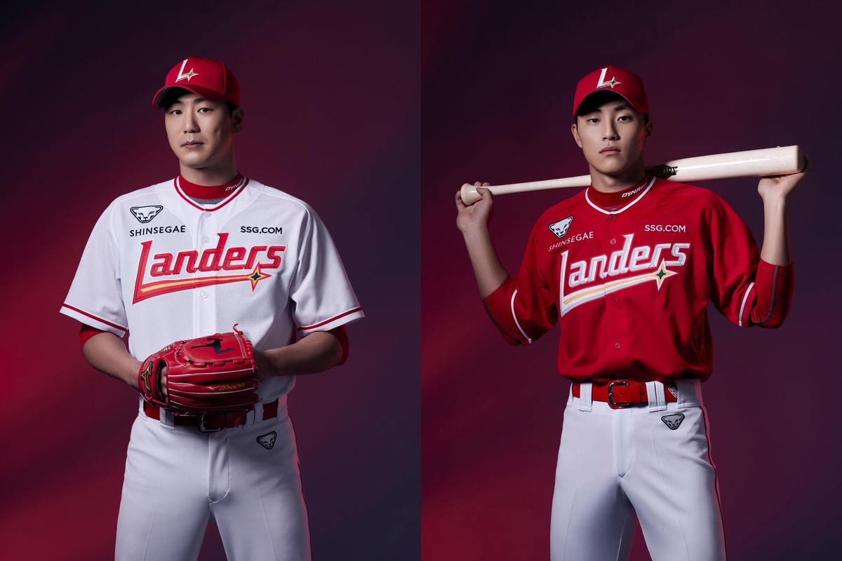 SSG Kim Gwang-hyun (left) and rookie Park Ji-hwan in their new uniforms
