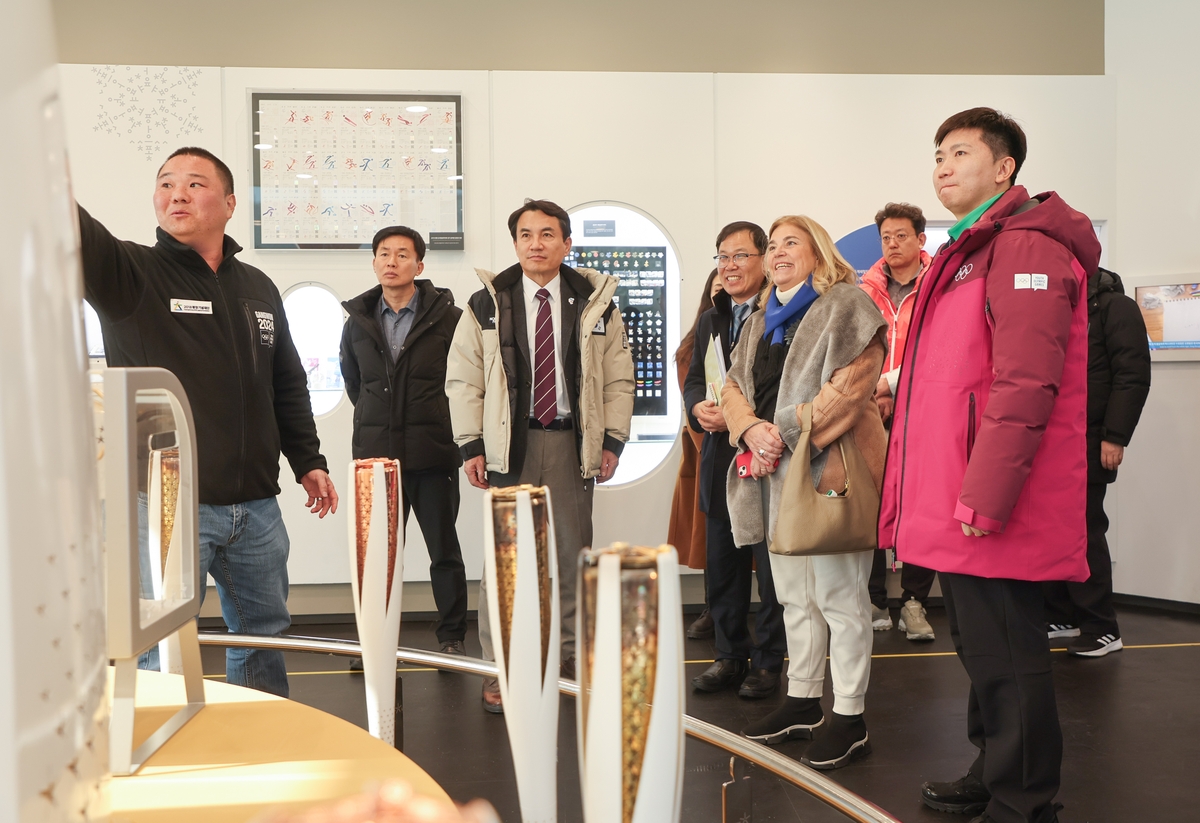 Ambassador of the European Union to Korea and Governor Jin-tae Kim touring the exhibition hall