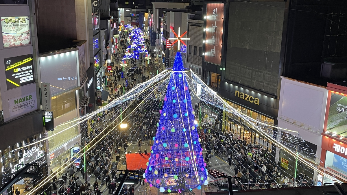 부산 광복로 겨울빛 축제에 인파…다음 달 12일까지 연장 운영