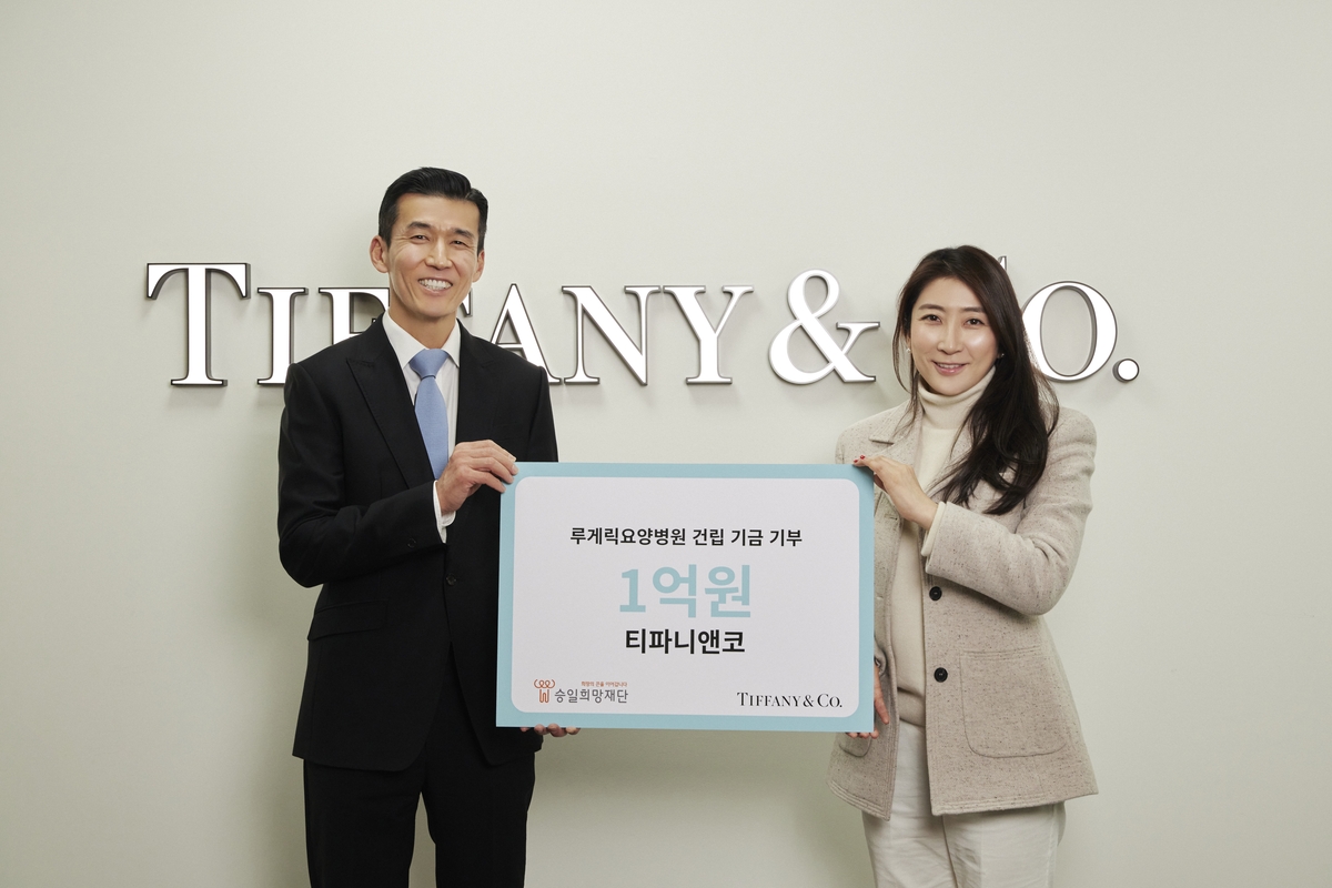 Co-CEO Sean (left) and Tiffany Korea branch manager Lee Seung-yeon.