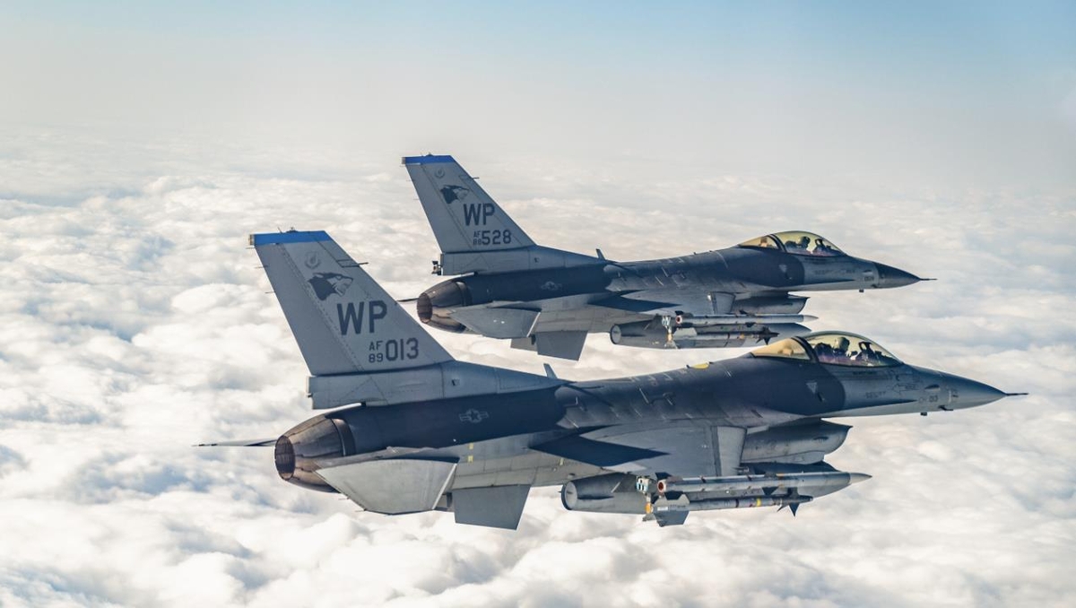 비행하는 F-16 전투기