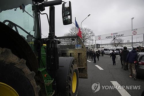 파리 외곽 렁지스 국제도매시장에 도착한 트랙터 시위대