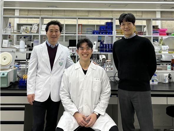 왼쪽부터 손창규 교수·강지윤 박사과정생·이진석 교수