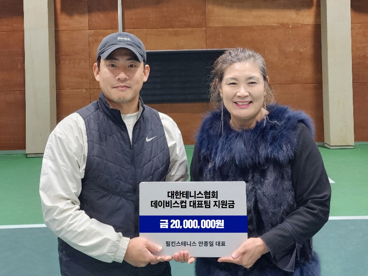 Jong-il Ahn (left), CEO of Filkins Tennis, and Young-ja Son, acting president of the association.