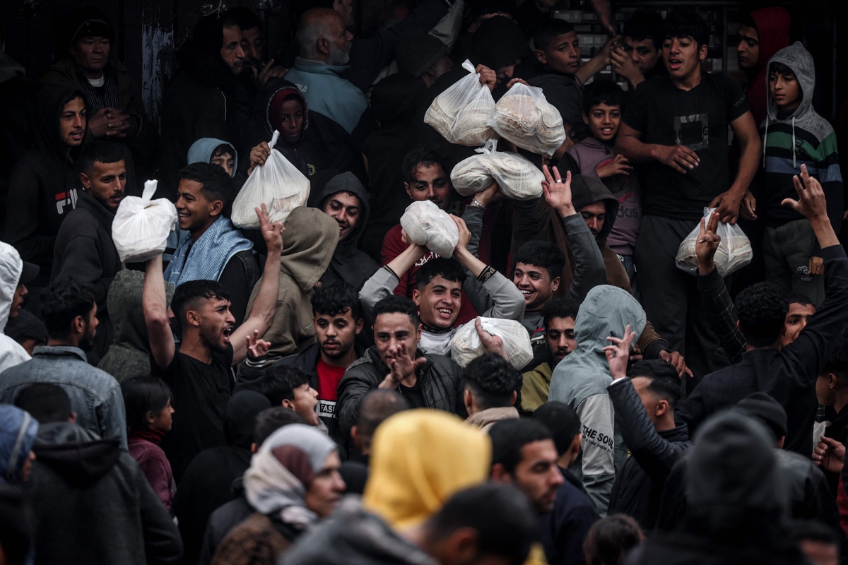 15일(현지시간) 가자지구 라파에서 빵을 사려고 몰려든 사람들 