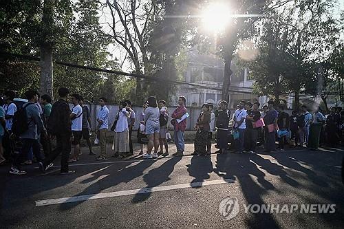 비자를 얻기 위해 주미얀마 태국대사관 앞에 줄지어 서 있는 시민들