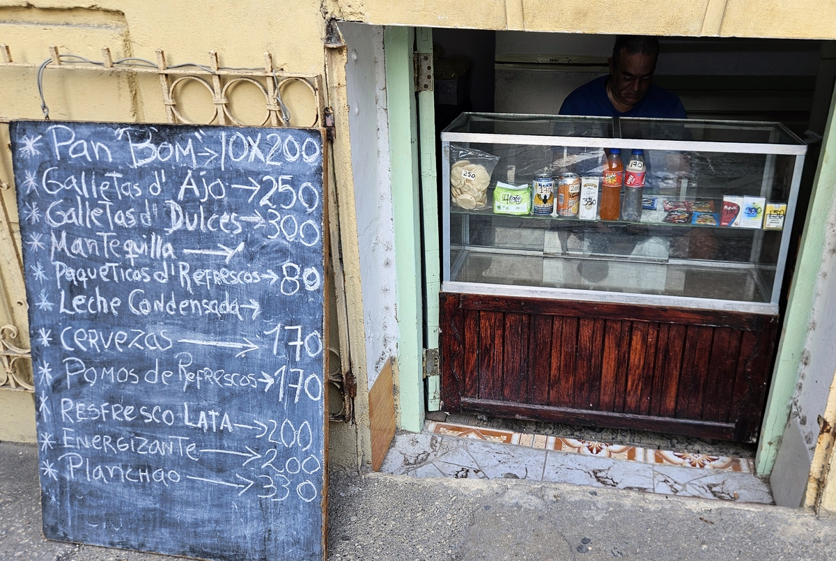 가격표 써놓은 쿠바 소규모 상점