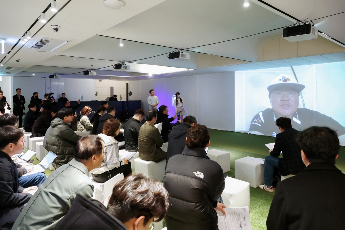 풋조이 신제품 발표회에 온라인으로 참여한 임성재(화면 속)