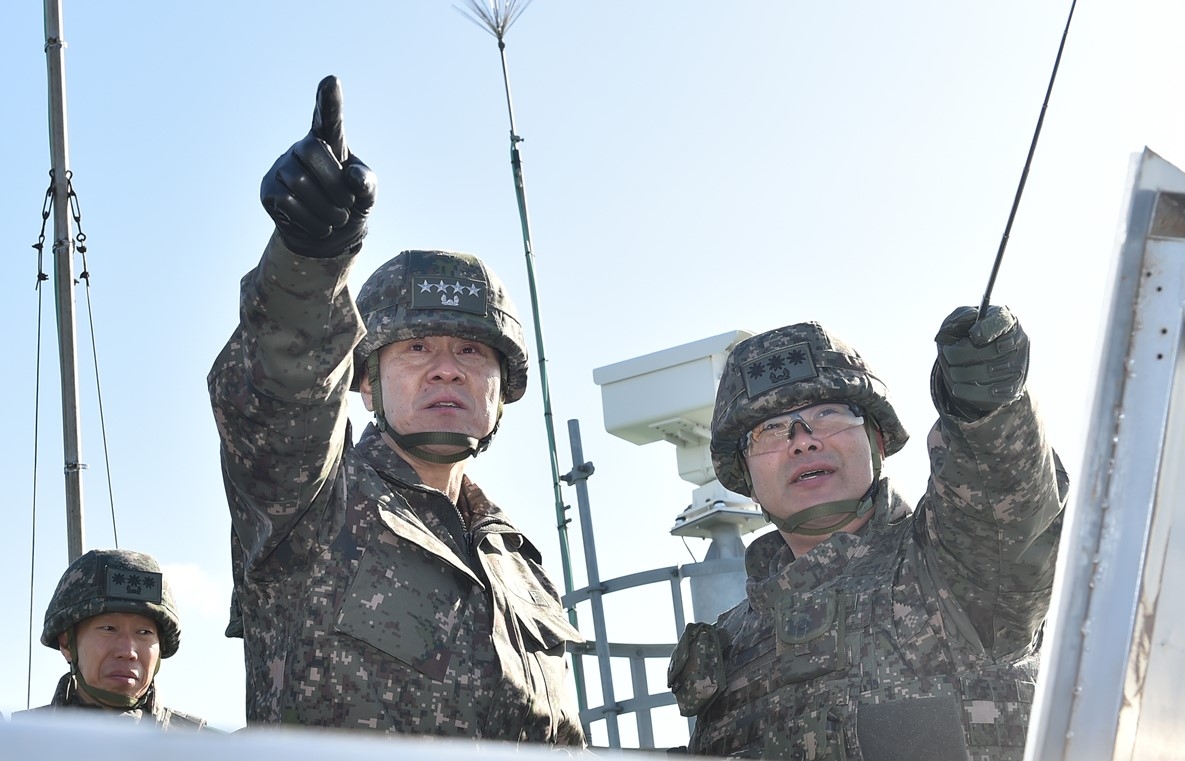 육군 17사단 해안경계부대에서 작전태세를 점검하는 김명수 합동참모의장