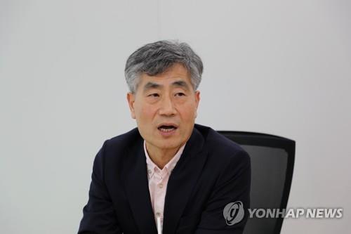 연합뉴스와 인터뷰 중인 최연혁 교수