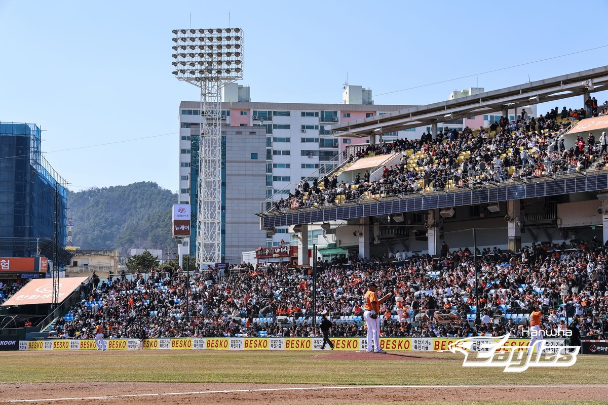 대전 한화생명 이글스파크를 가득 메운 야구팬들