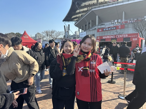 서울 응원하는 박은진(오른쪽) 양과 신서연 양