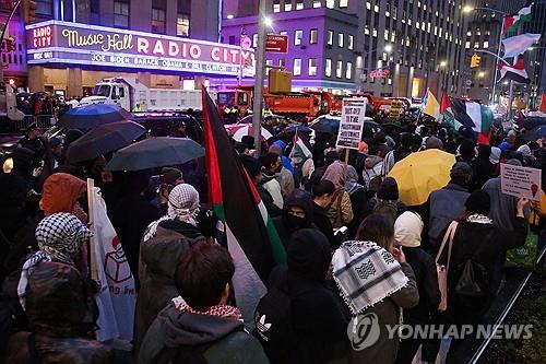 28일(현지시간) 바이든 대통령의 후원금 모금 행사장 인근 친팔레스타인 시위대