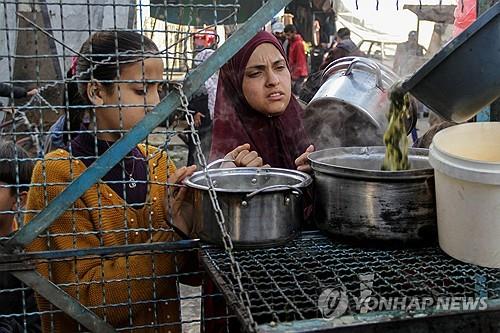 음식 배급 받는 가자지구 주민들 / 로이터=연합뉴스 자료사진.