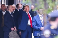 [1보] 트럼프 맨해튼 법정 도착…전직 美 대통령 첫 형사재판