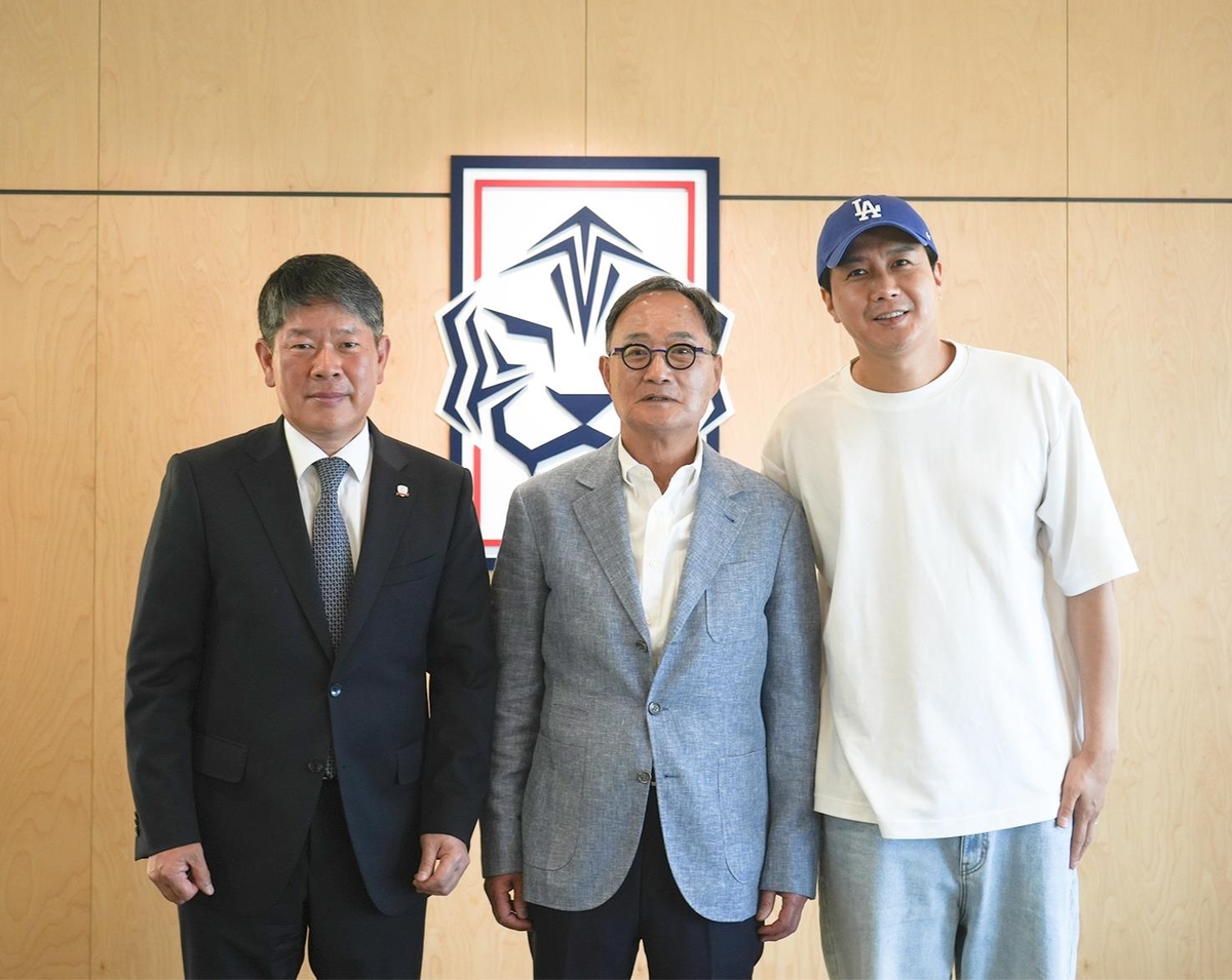 (왼쪽부터) 이용훈 회장, 김호곤 이사장, 방송인 김승현