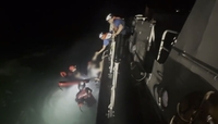 밤에 패들보드 타다 바다에 빠진 20대…시민이 뛰어들어 구조
