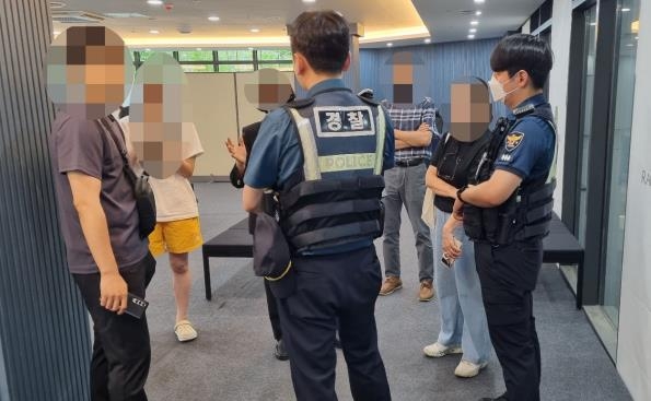 입주민 신고로 출동한 경찰