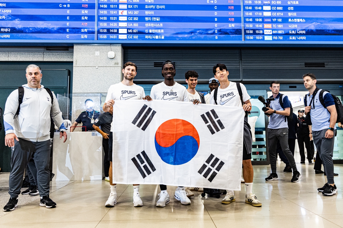 태극기를 들고 입국한 손흥민과 토트넘 동료들