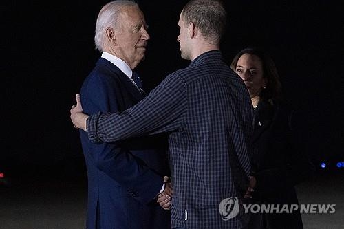 바이든 대통령과 포옹하는 에반 게르시코비치 WSJ 기자