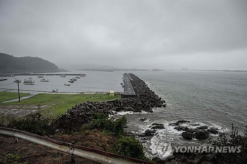 태풍 혼슈 북부 관통에 日초긴장…항공편 결항·신칸센 중단