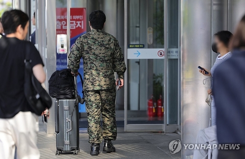 병원 도착한 군의관