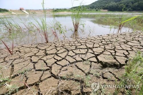 바닥 드러낸 저수지