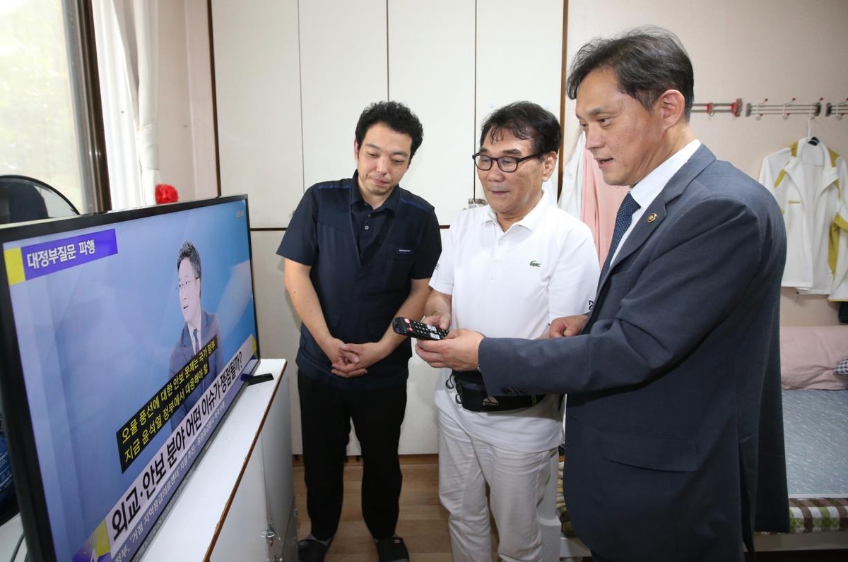 김태규 방통위원장 대행, 시청각장애인 TV 보급 현장 방문