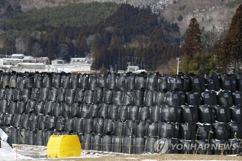 일본 후쿠시마 원전 사고 후 정화 과정에서 걷어낸 토양을 임시로 쌓아둔 모습 