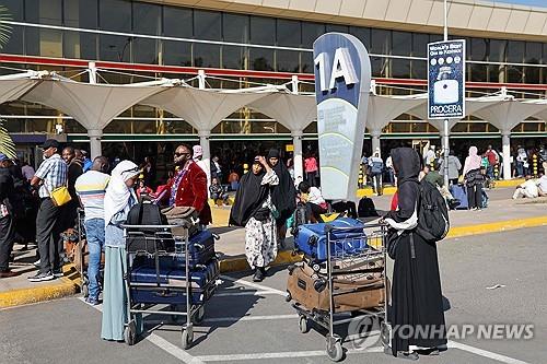 항공 노조 파업으로 나이로비 조모케냐타 국제공항에서 발 묶인 승객들