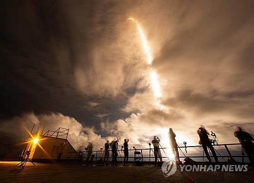 10일(현지시간) 미국 플로리다주 NASA 케네디우주센터에서 발사되는 팰컨9