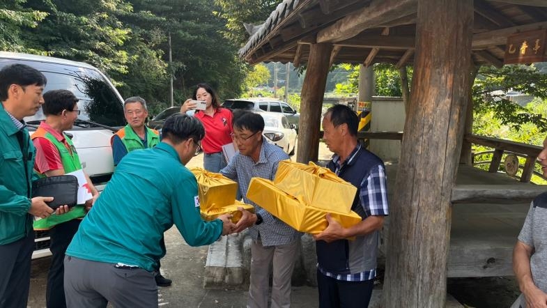 이재민에게 위문품 전달하는 충남도 관계자