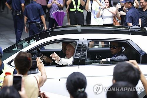 싱가포르서 아이오닉5 탄 교황