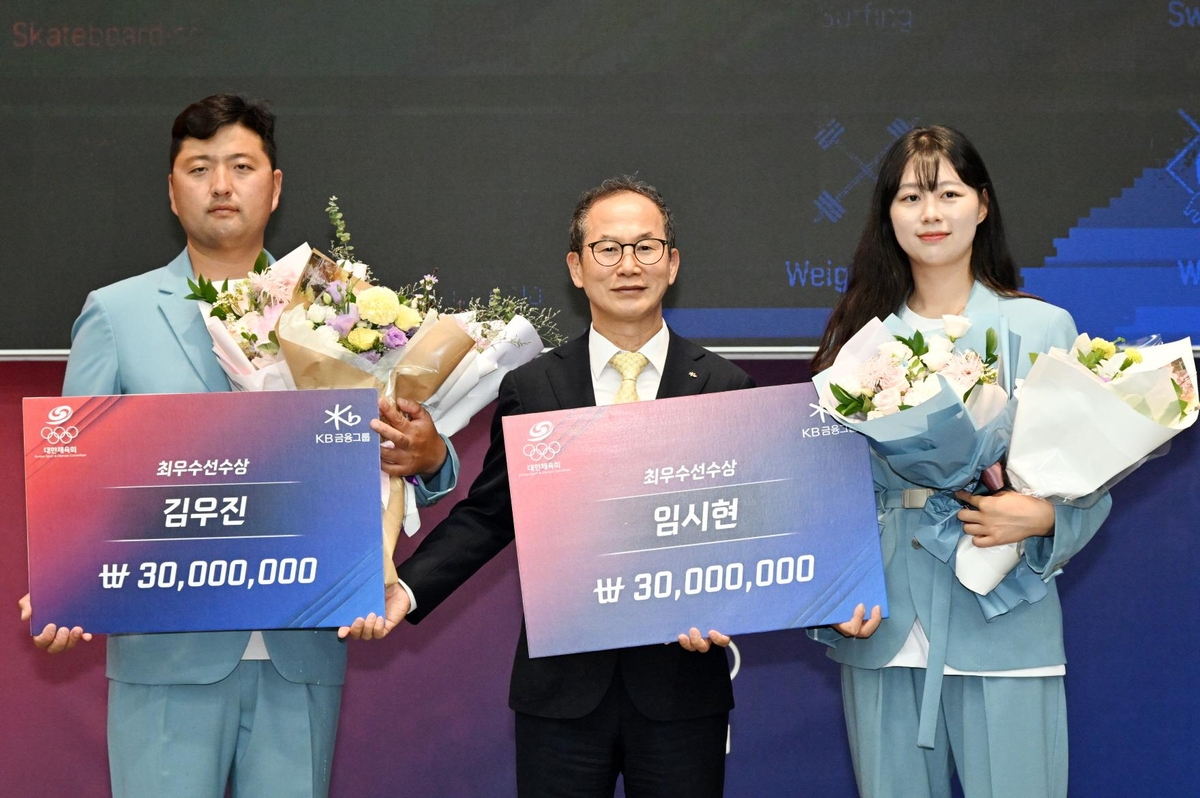 남녀 MVP 선정된 김우진(왼쪽)과 임시현(오른쪽)