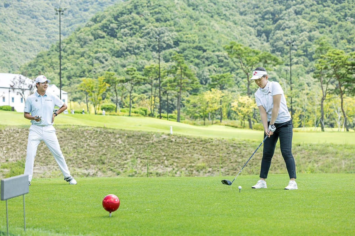 KPGA 선수 최승빈과 함께 경기하는 김선영(오른쪽)