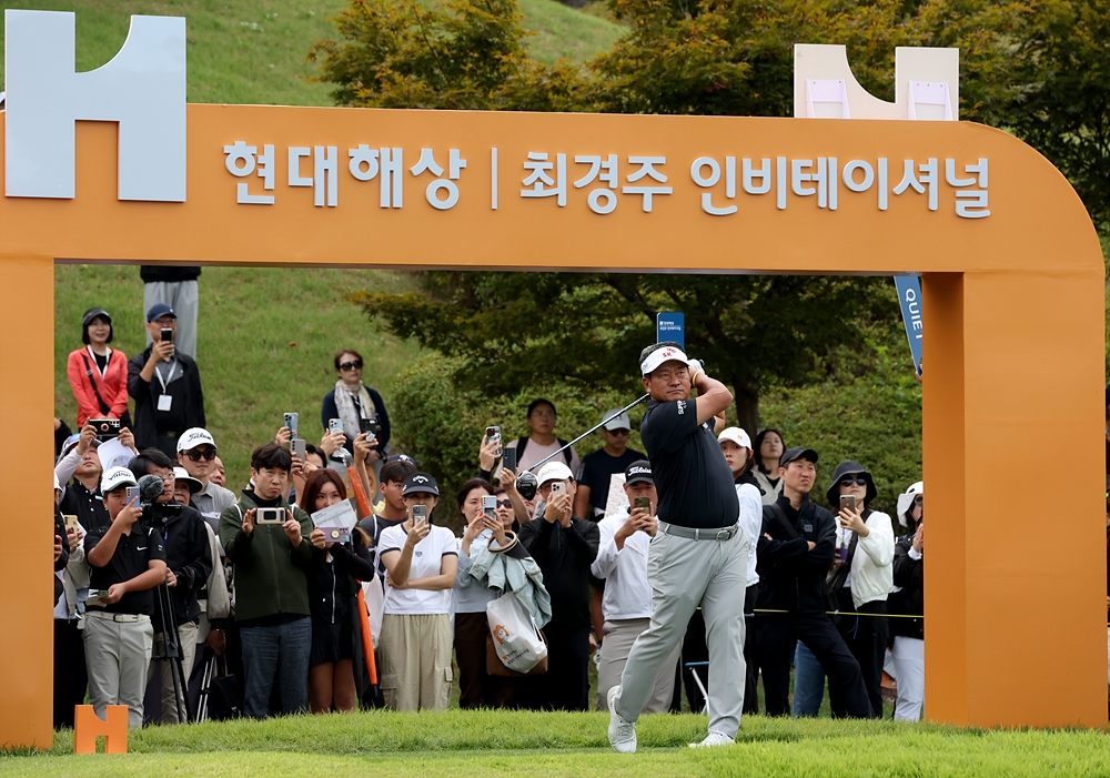 최경주의 1라운드 경기 모습.