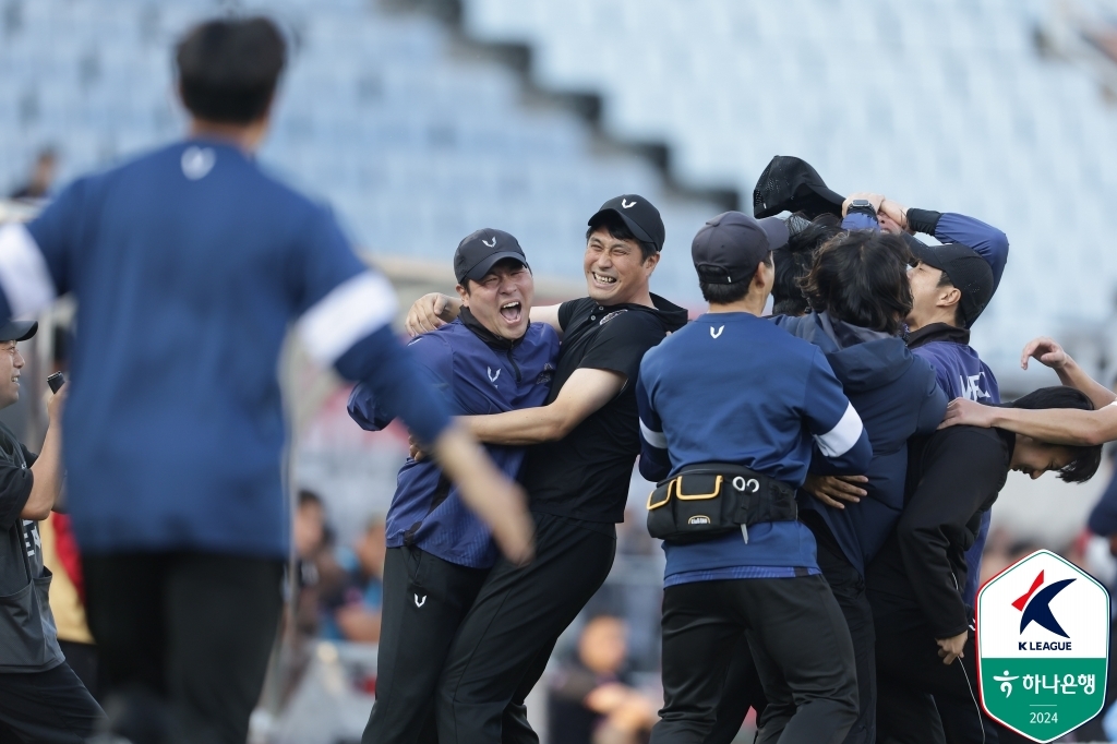 안양 승격 지휘 유병훈의 눈물…암 투병 부인과 기쁨 나누겠다