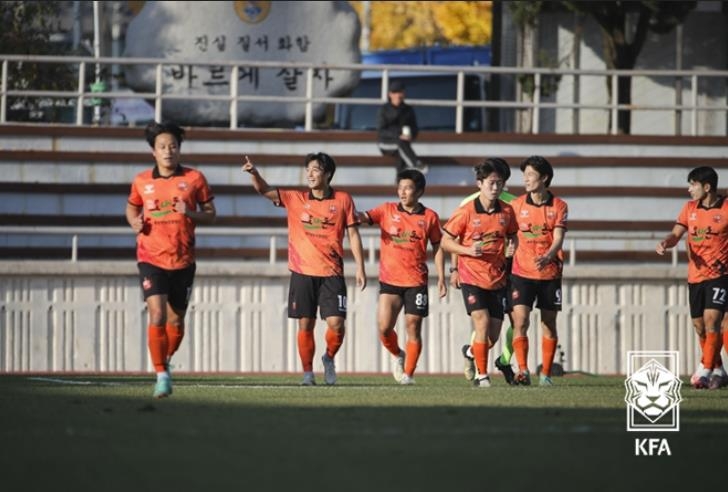 기뻐하는 포천시민축구단 선수들