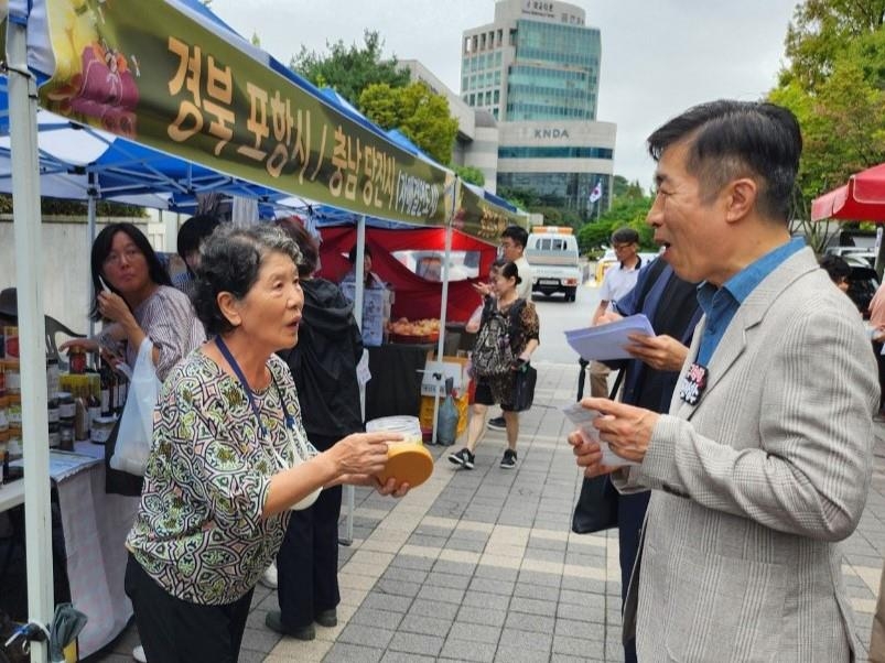 장터를 둘러보는 전성수 구청장