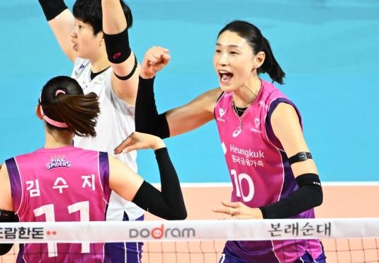 득점 후 기뻐하는 흥국생명의 김연경(오른쪽)