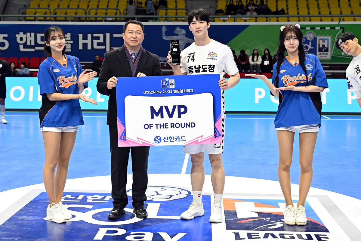 1라운드 MVP 오황제. 시상하는 사람은 오자왕 한국핸드볼연맹 사무총장.