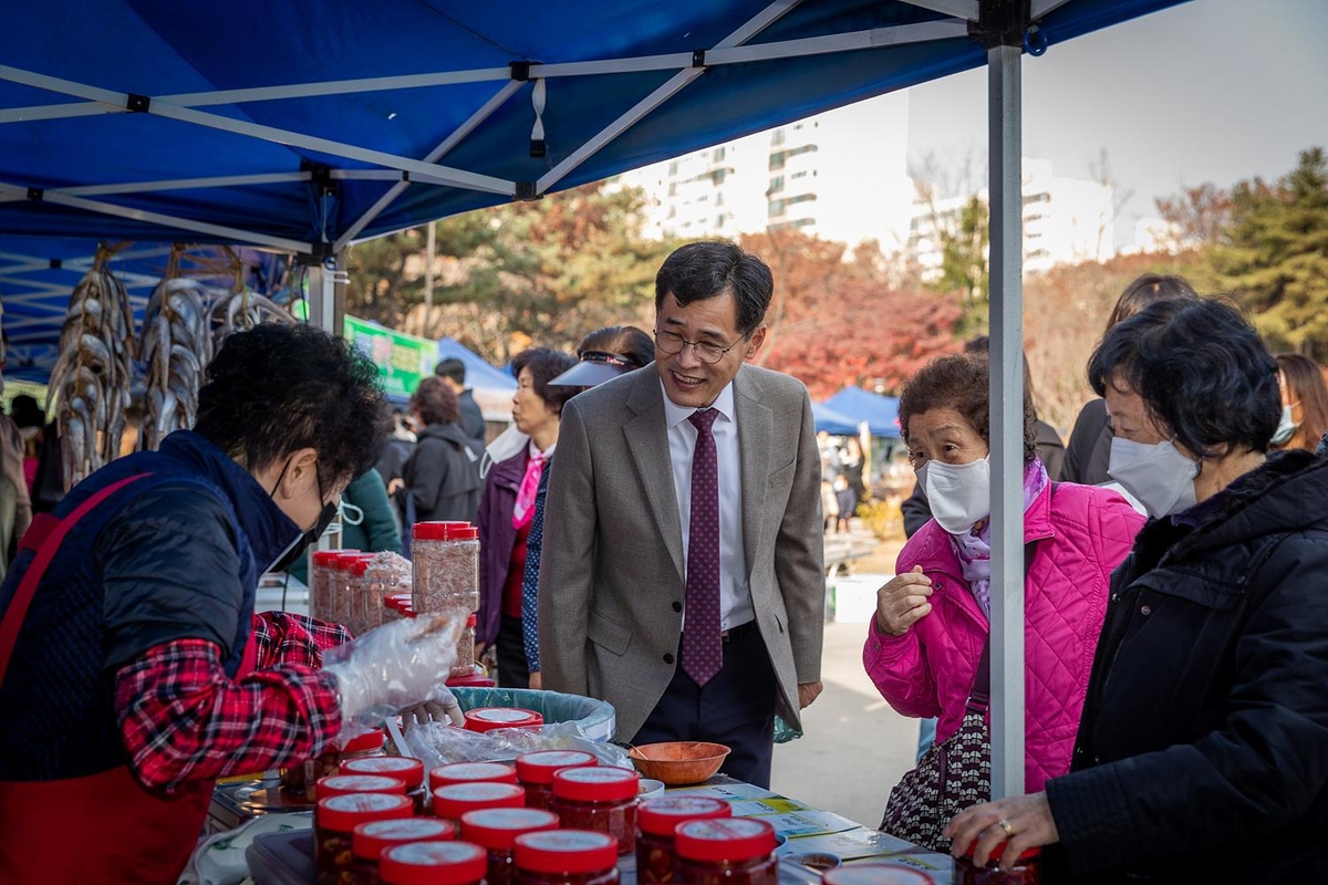 지난해 설맞이 직거래장터를 찾은 이기재 양천구청장