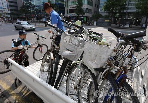 2016년 8월 서울 강북구 수유역 출입구 인근에 무단 방치된 자전거를 수거하는 모습