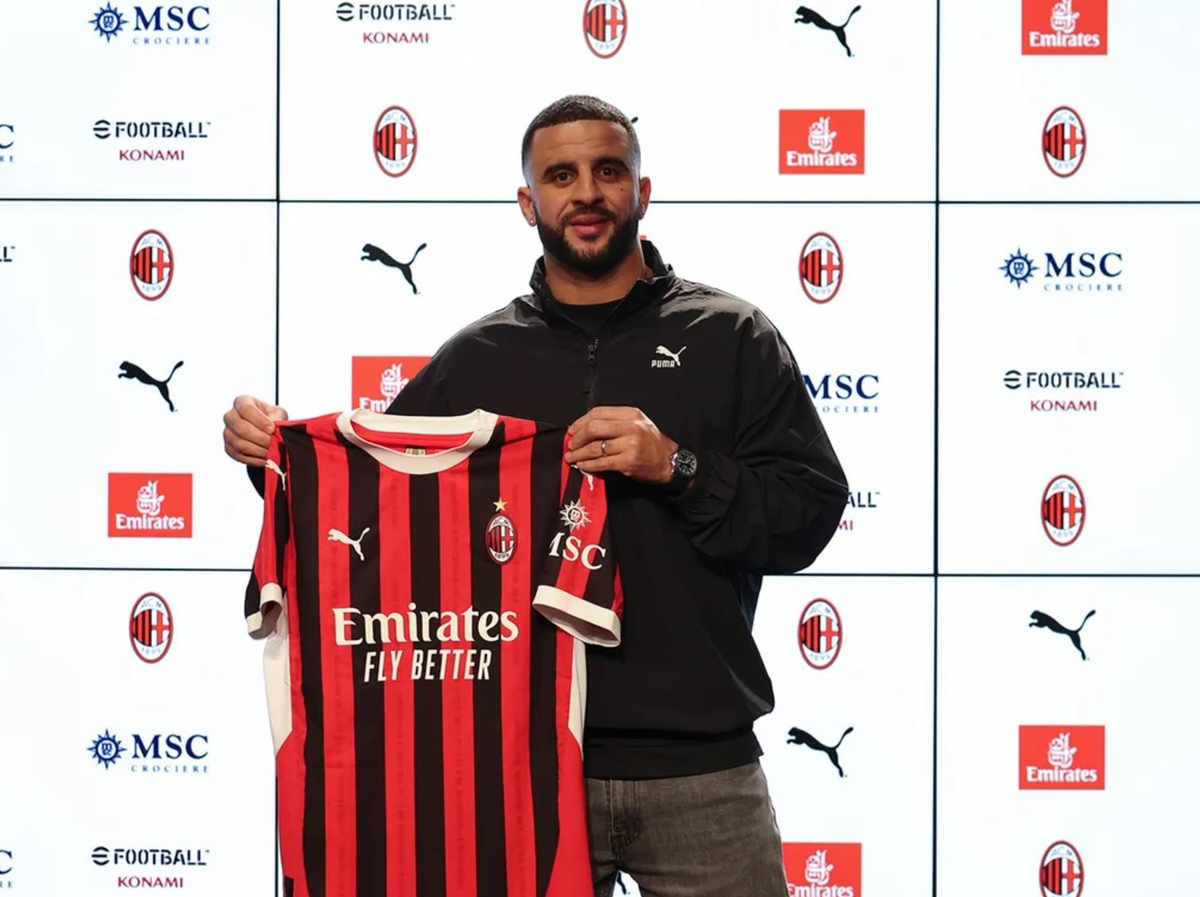 Кайл Уокер позирует с формой AC Milan