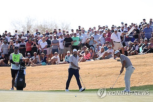 셰플러와 함께 경기하는 김주형.