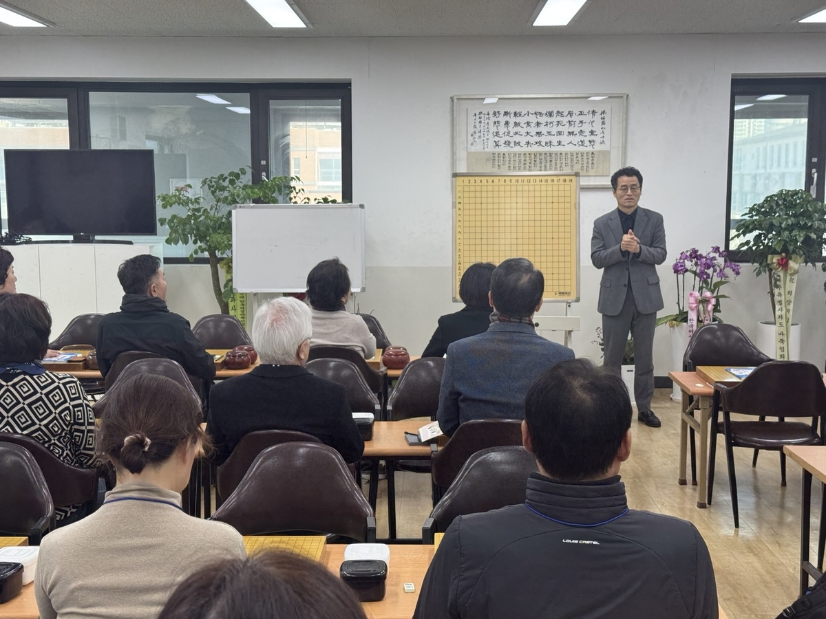 바둑프로그램의 의의를 설명하는 양재호 사무총장