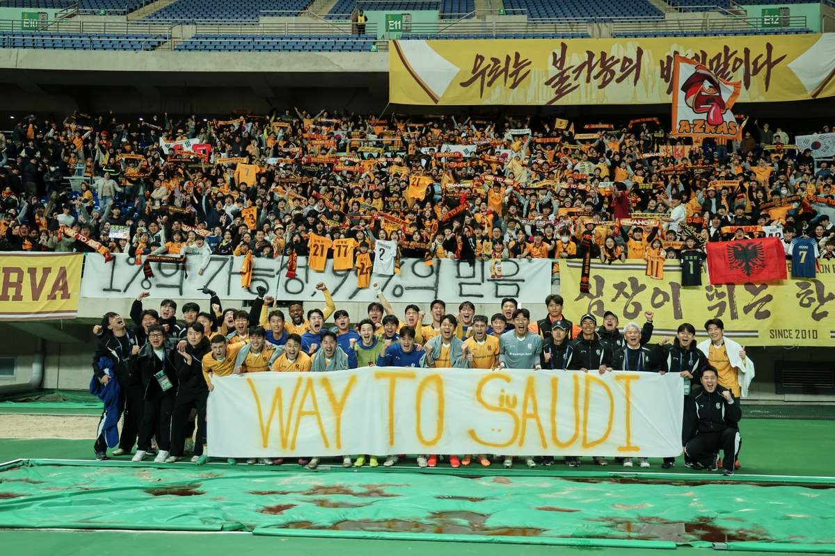 광주월드컵경기장에서 비셀 고베를 꺾은 광주FC 선수들