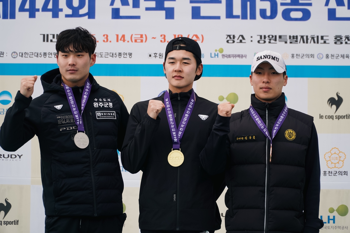 남자 일반부 4종 개인전에 우승한 전웅태(가운데)와 2위 김우철(왼쪽), 3위 김동훈(오른쪽) [대한근대5종연맹 제공. 재판매 및 DB 금지]