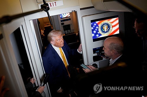 기자들과 대화하는 트럼프 대통령