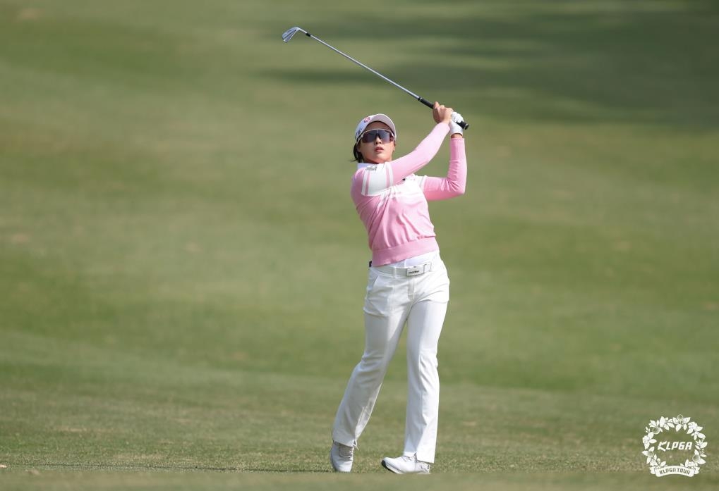 아이언 샷 날리는 김민주